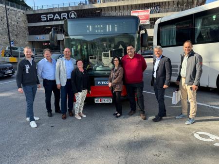 Udeleženci sestanka na temo novega električnega avtobusa_Foto Nomago